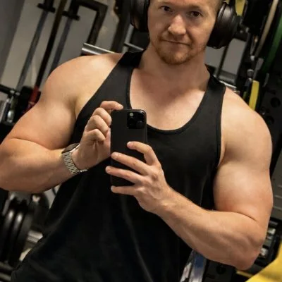 Kevin Carstens taking a mirror photo at the gym